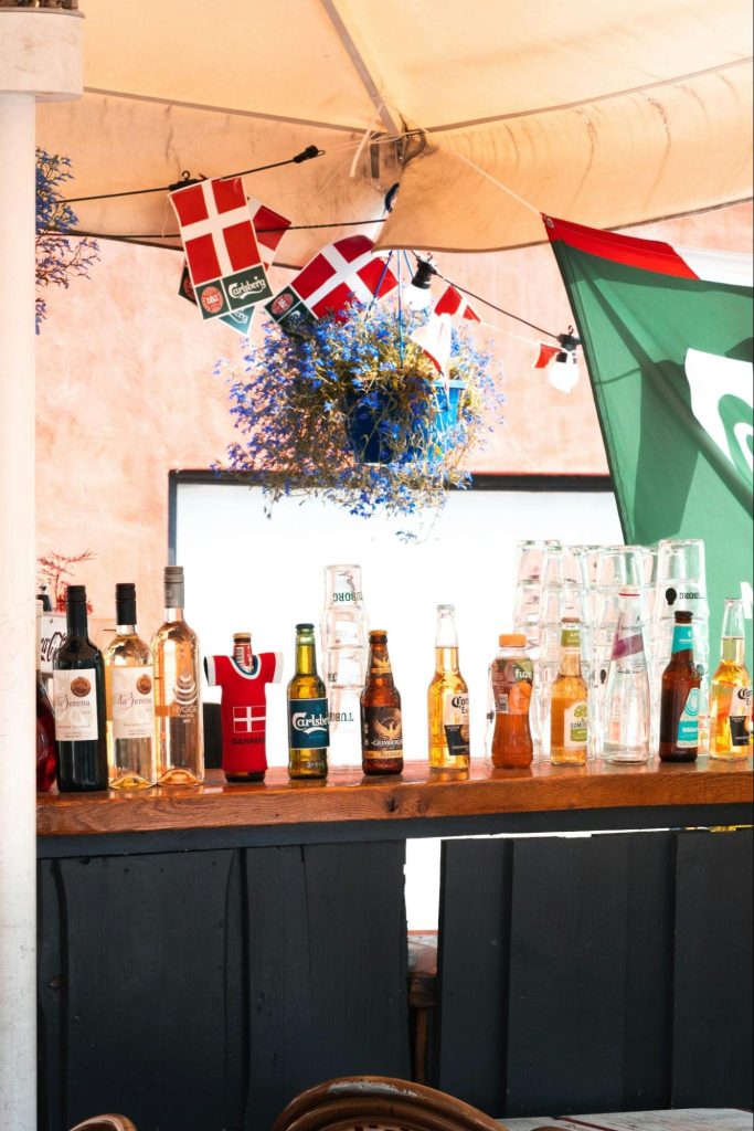 Bar counter with Danish flags and drinks